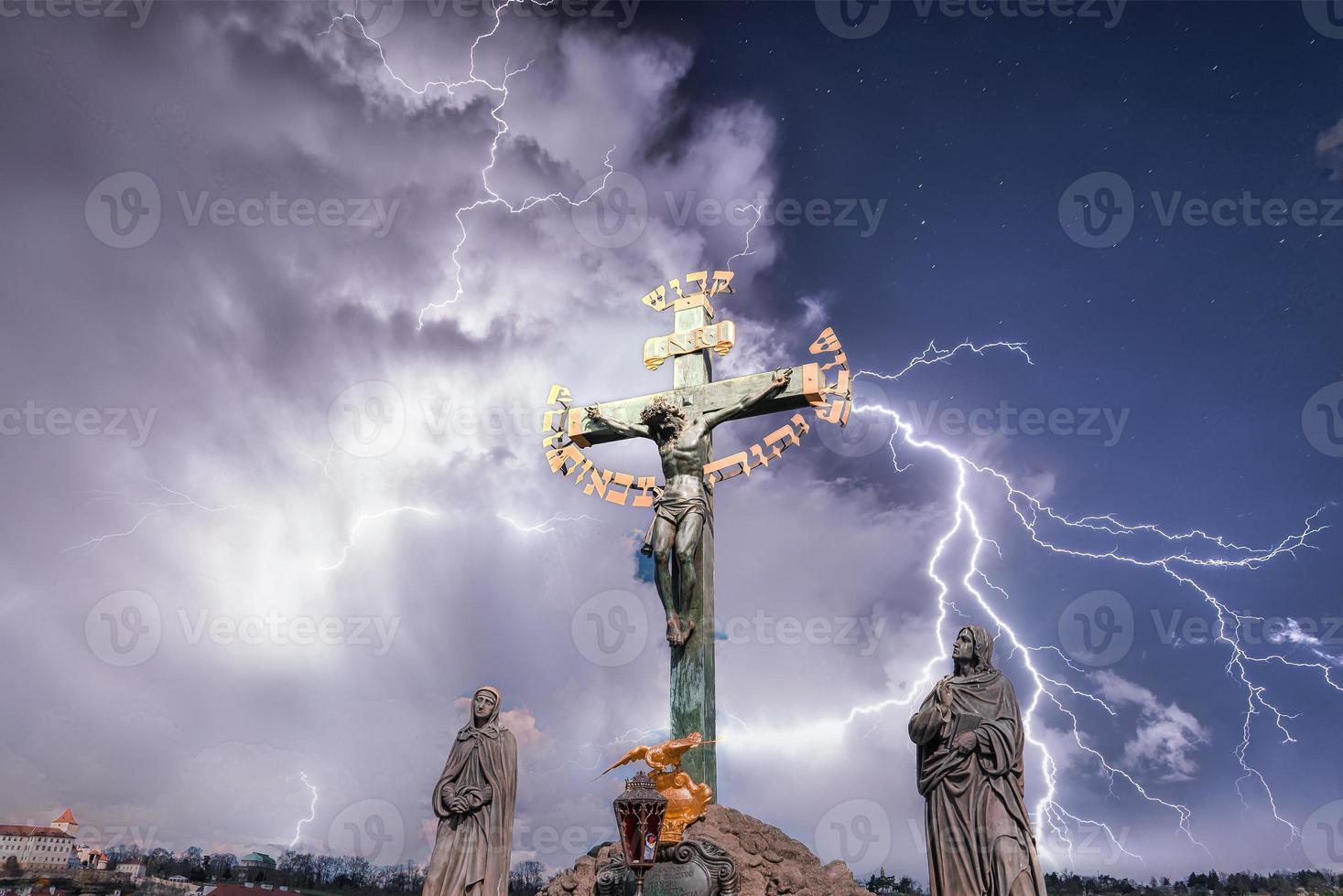 crucifixo em pedestres só Charles ponte foto