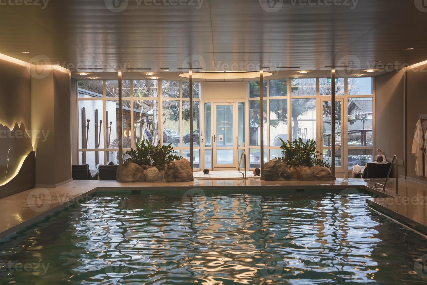 interior do luxo hotel com natação piscina e plantas foto