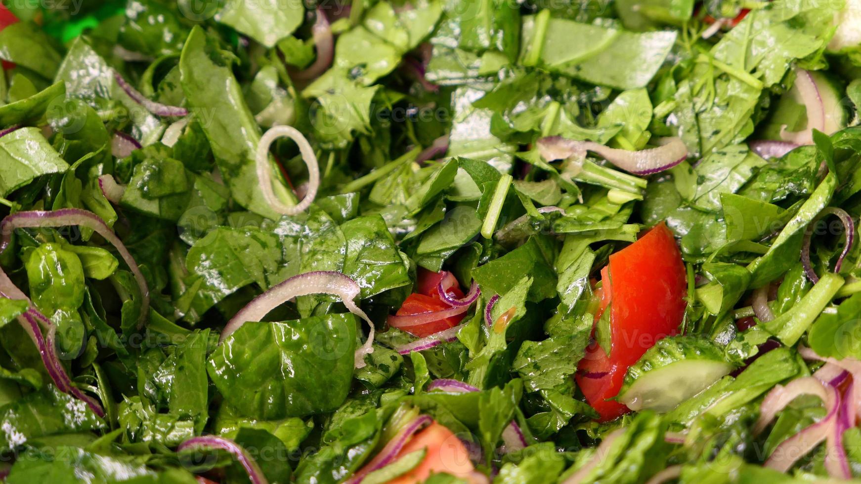 salada com alface e uma variedade do fresco legumes foto