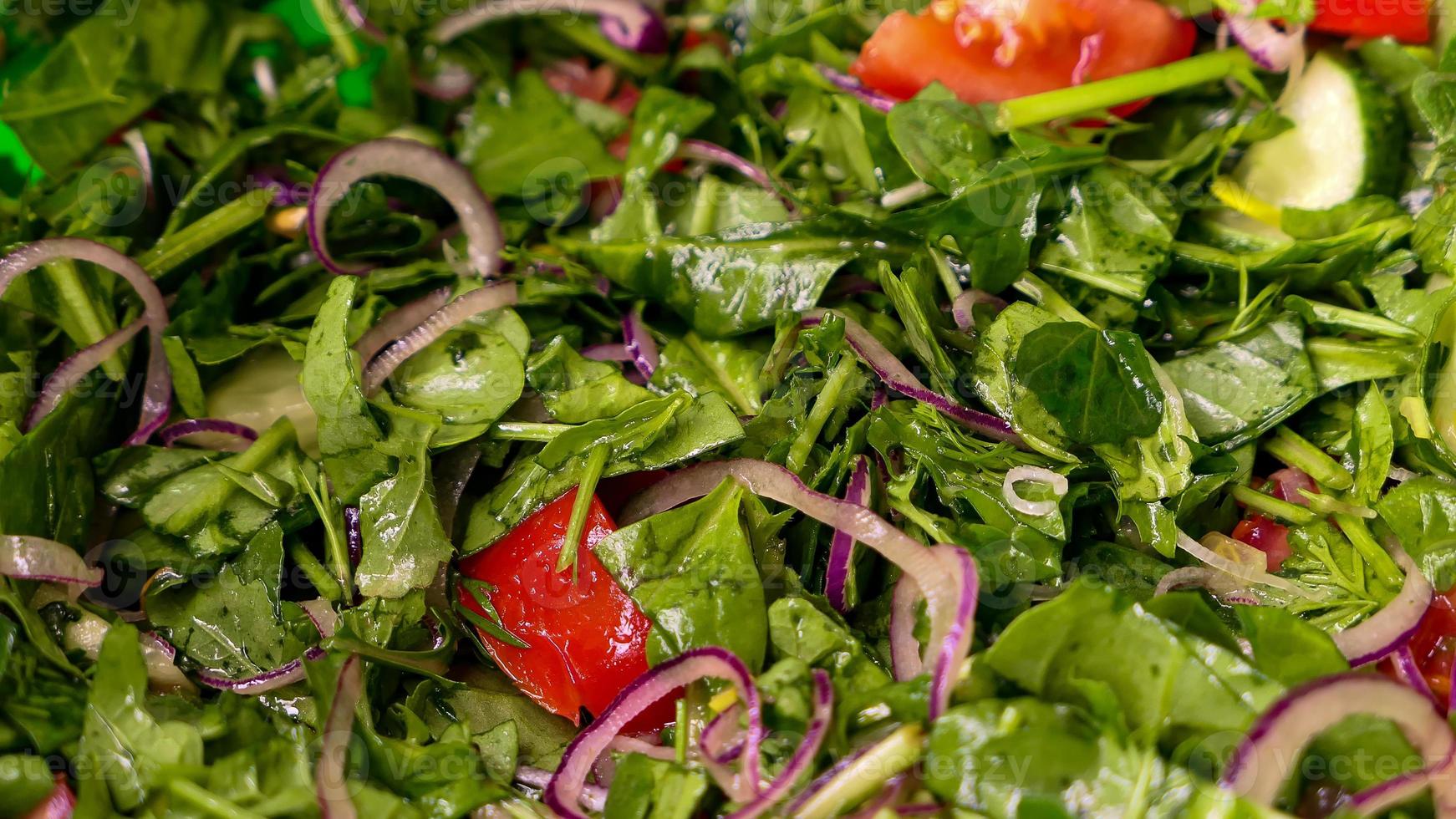 salada com alface e uma variedade do fresco legumes foto