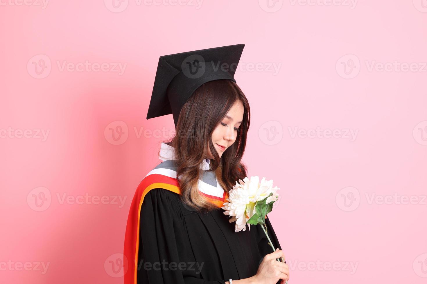 menina com graduação vestido foto