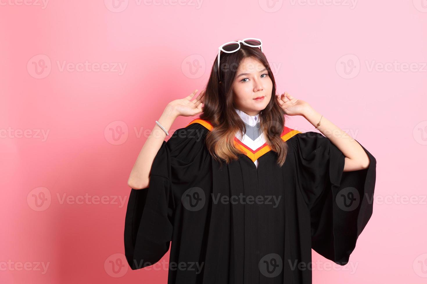 menina com graduação vestido foto