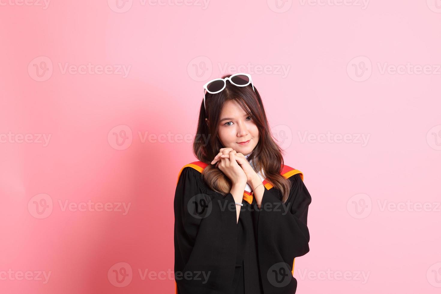 menina com graduação vestido foto