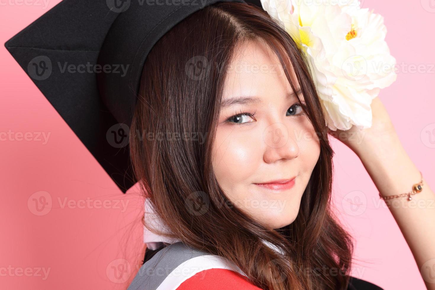 menina com graduação vestido foto