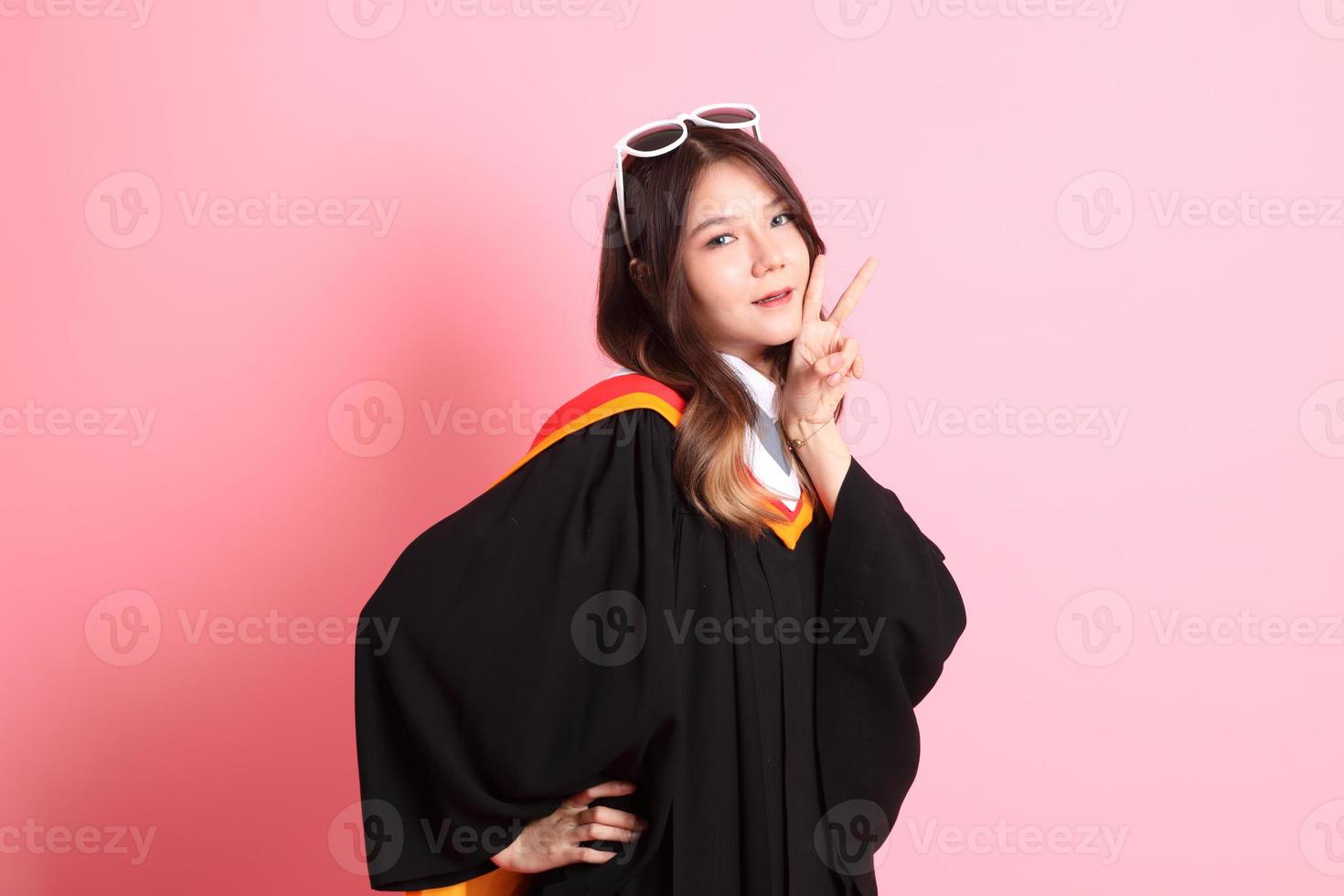 menina com graduação vestido foto