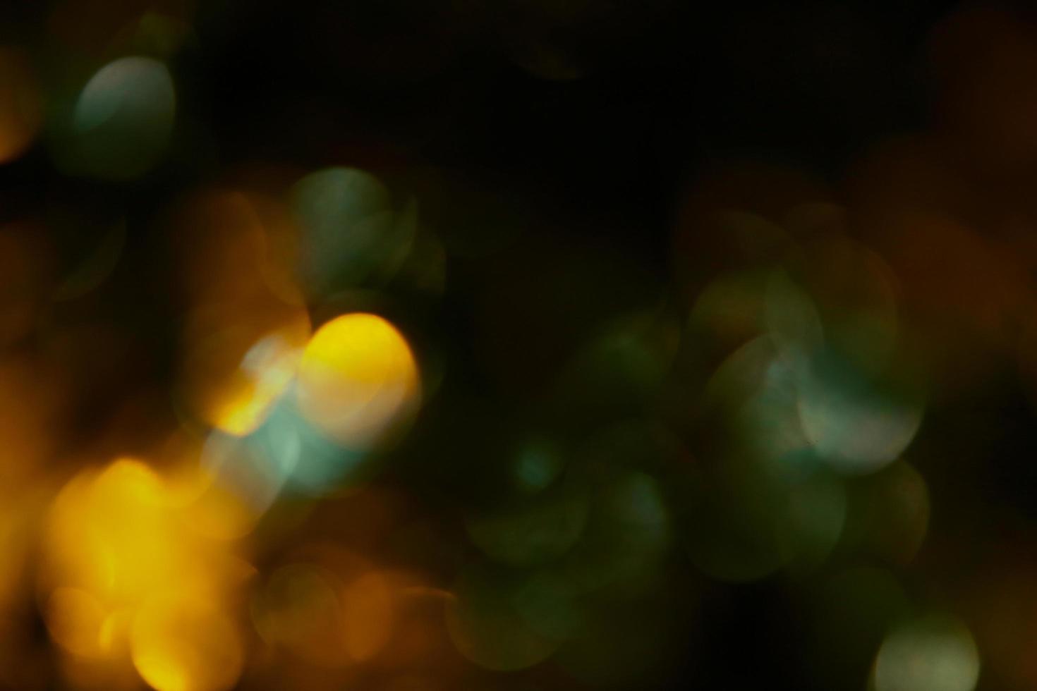 arco Iris lente ótico flare filme poeira sobreposição efeito vintage abstrato bokeh luz vazamentos foto retro Câmera desfocado borrão reflexão brilhante raios solares. usar tela sobreposição modo para foto em processamento.