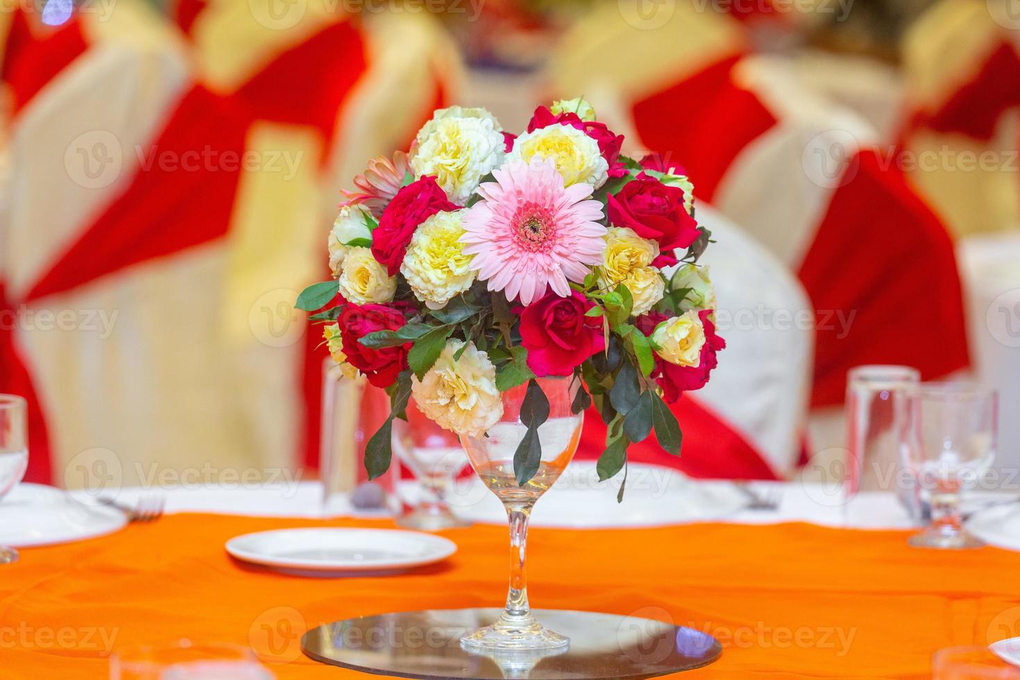 Casamento programa mesa decoração dentro tradicional Casamento dentro Bangladesh. foto