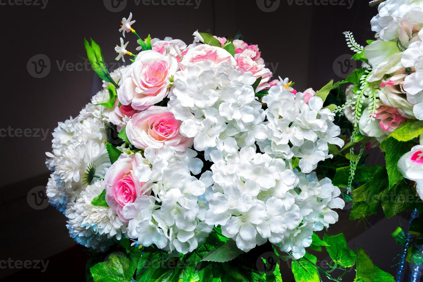 branco e verde cor Sediada artificial plástico flores uma ramalhete. Casamento decoração. foto