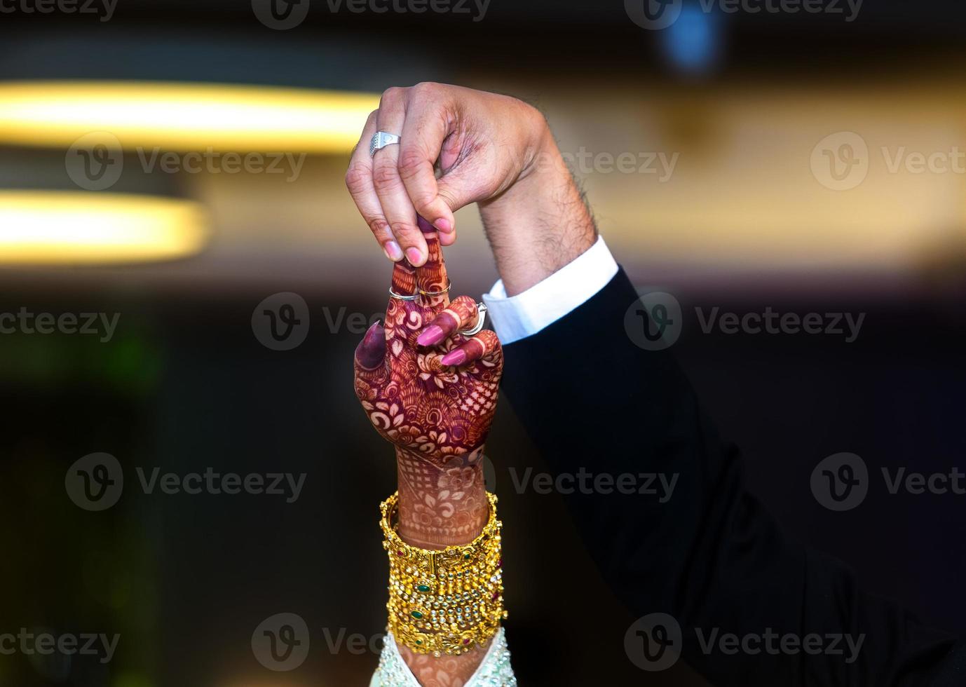 a noiva e noivo juntos para mover acima 1 dedo e tentando para dança dentro Casamento dia. ocidental casamento. foto