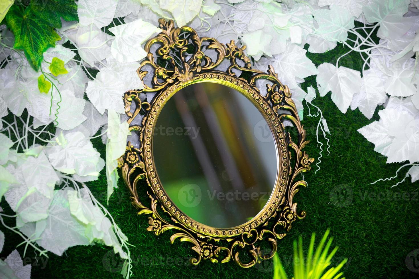 verde artificial Relva Sediada Casamento etapa com feito à mão oval vaidade parede espelho decoração fundo. plástico artificial flor. Casamento decoração. foto