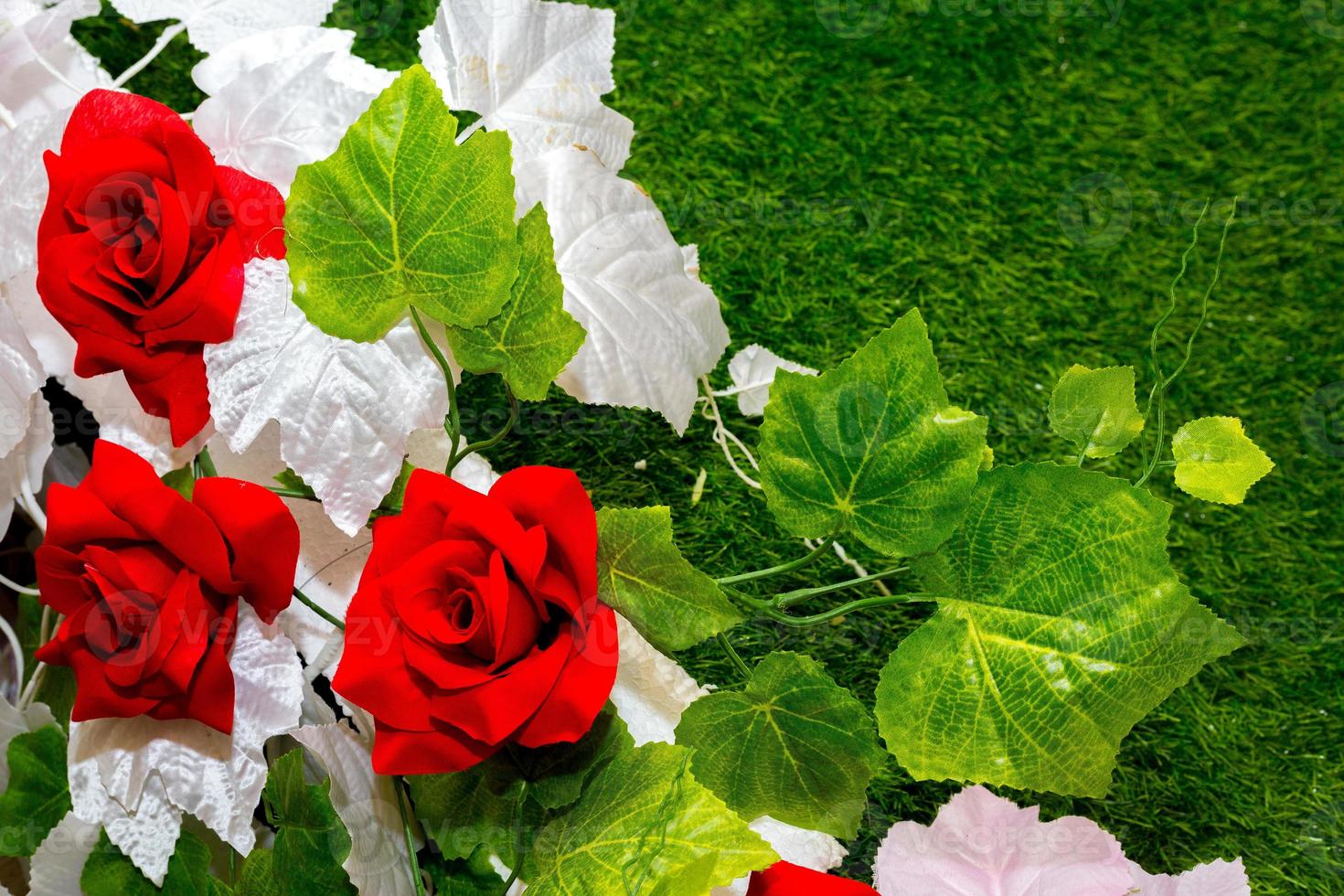 vermelho, verde, e branco flor fundo. plástico artificial flor. plástico colorida decorativo folhas. foto
