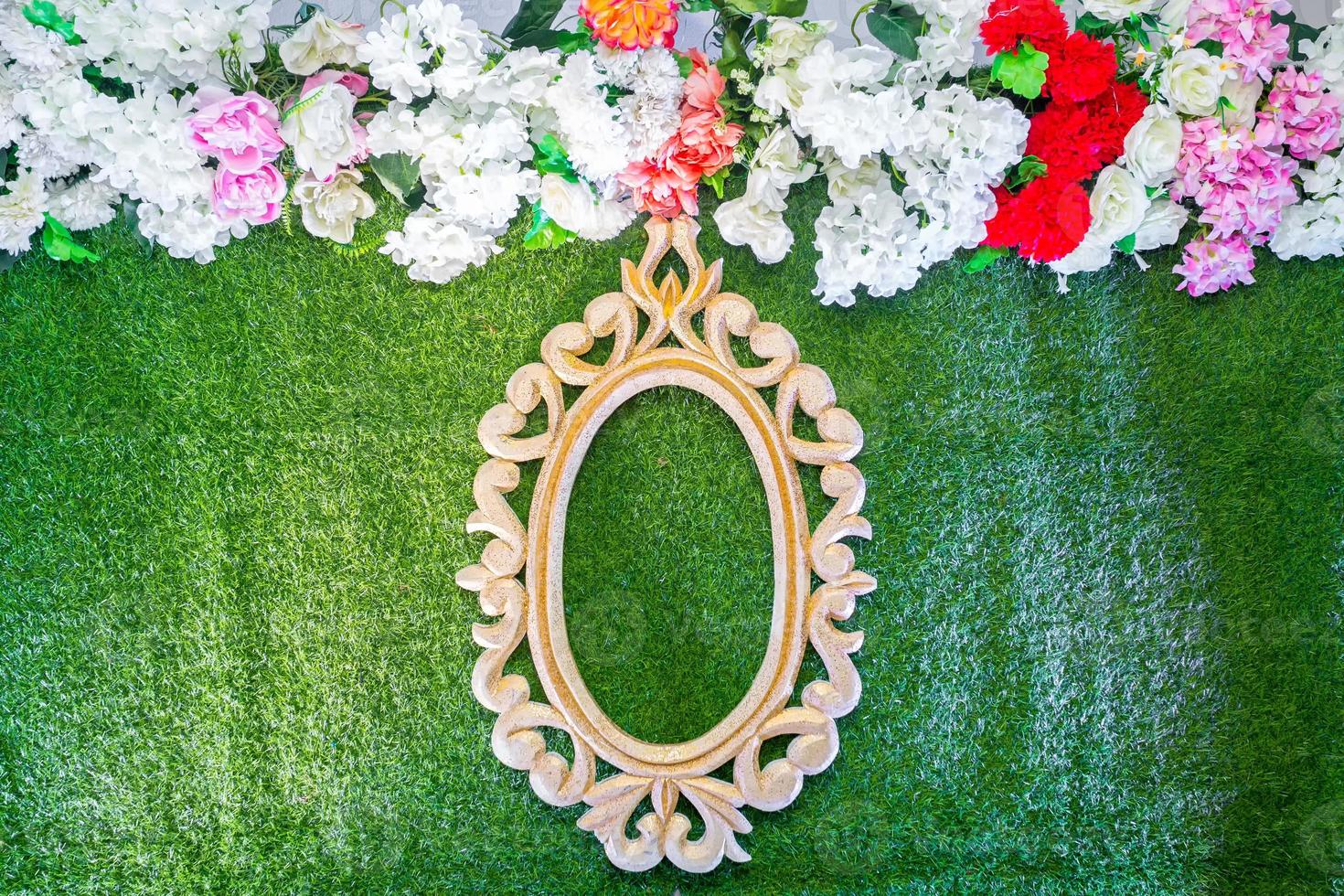 verde artificial Relva Sediada Casamento etapa com artificial colorida papel flor decoração. foto