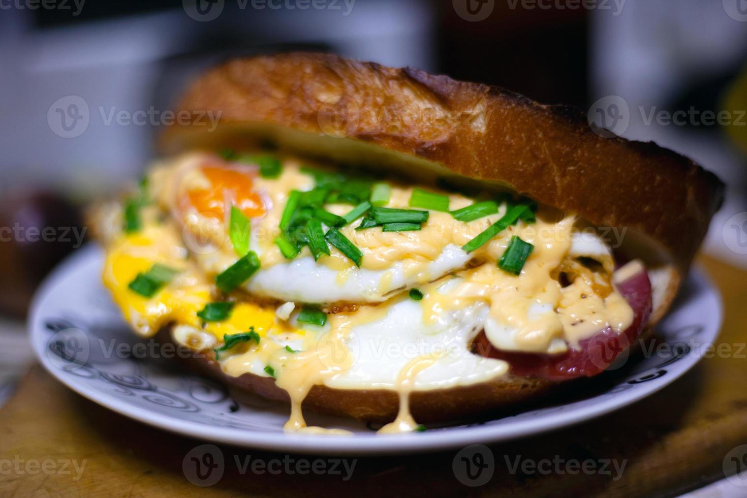 sanduíche caseiro quente com ovo, queijo e cebolinha foto