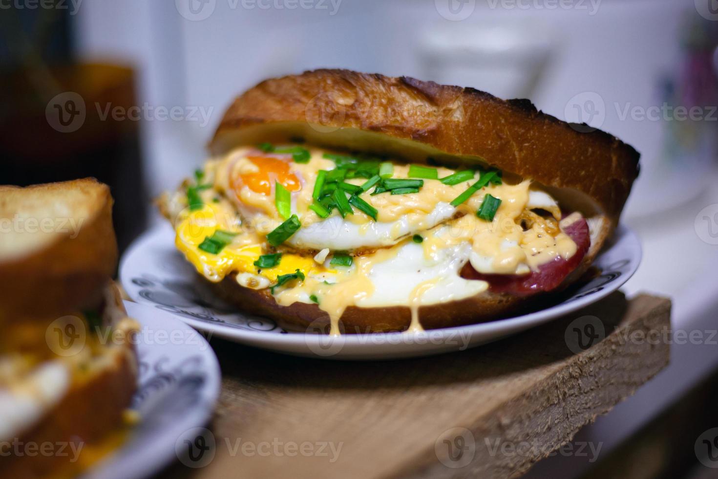 sanduíche caseiro quente com ovo, queijo e cebolinha foto