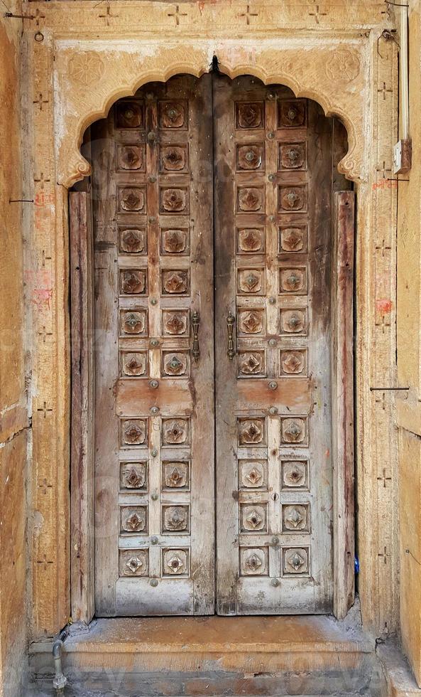 porta de madeira antiga rústica antiga. elemento arquitetônico. foto