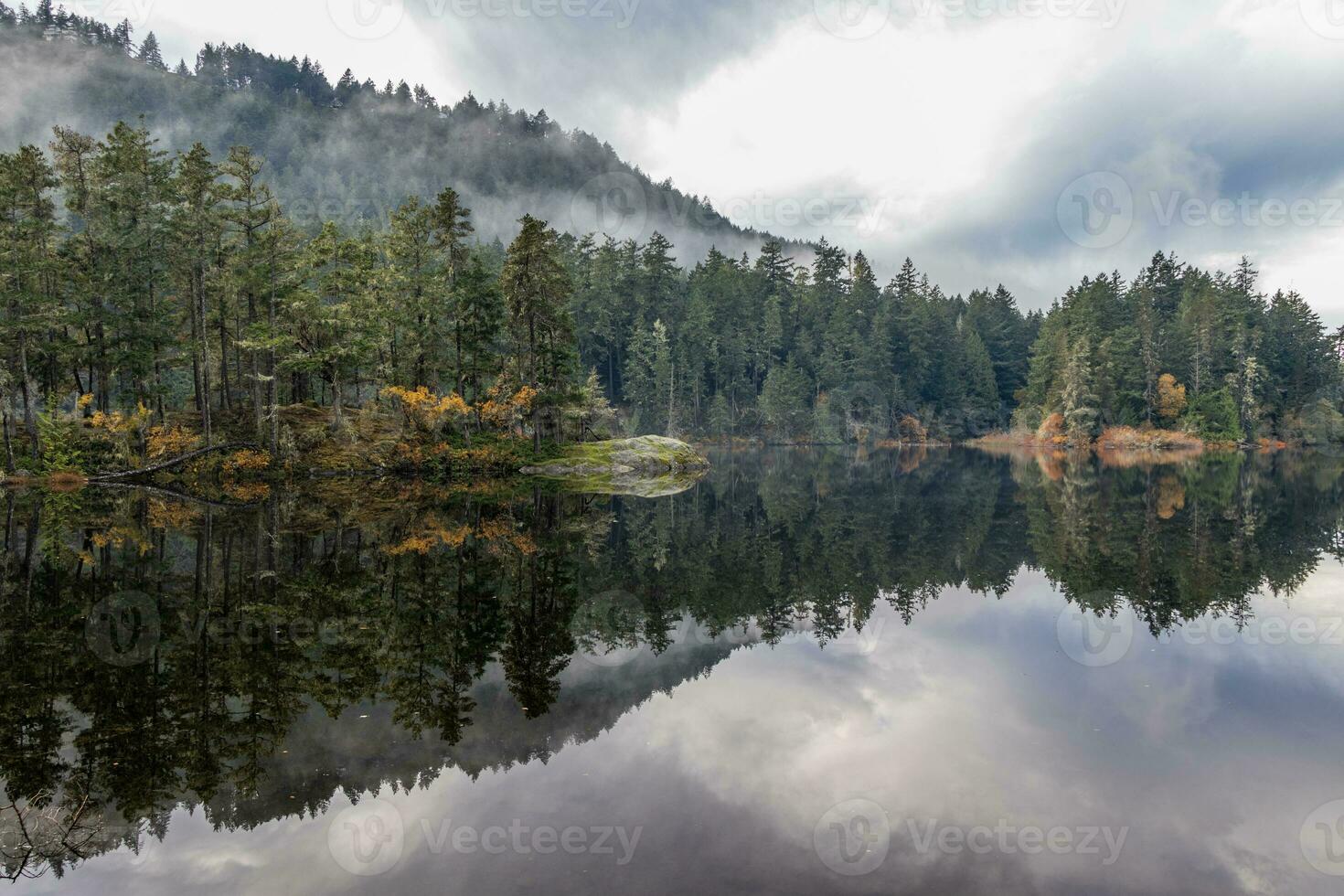 névoa e nuvens sobre uma montanha lago às Matheson lago regional parque foto