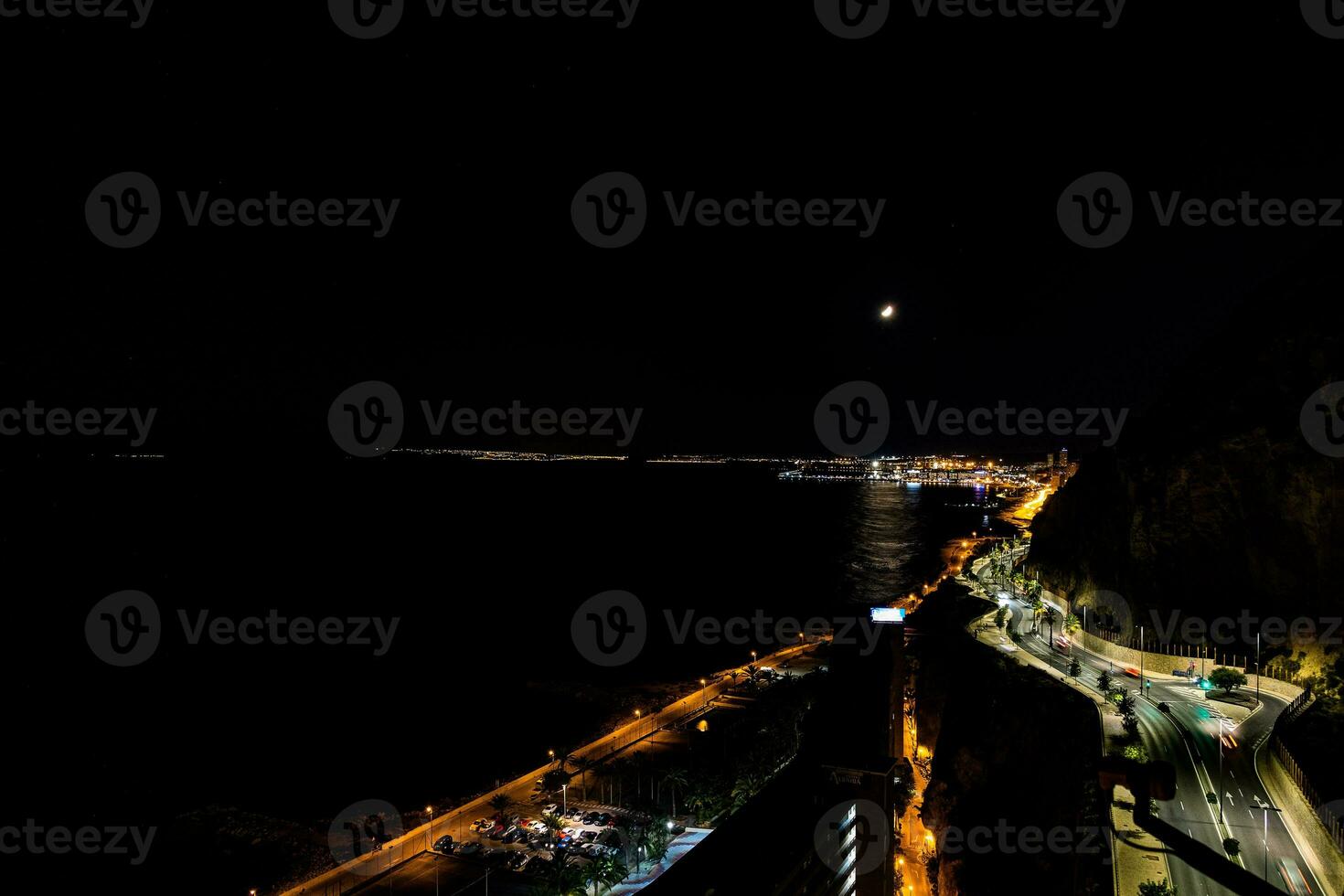 calma noite Visão do a ruas e porta do alicante a partir de a torre foto