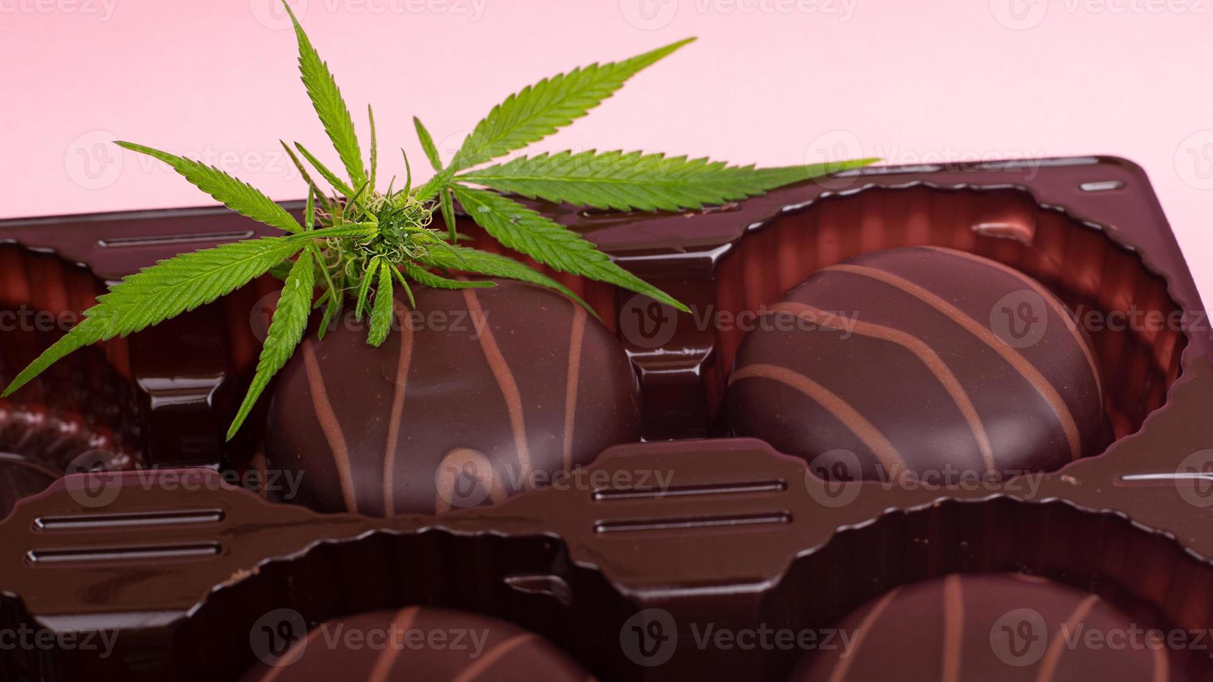 Doces comestíveis de chocolate e Cannabis medicinal foto