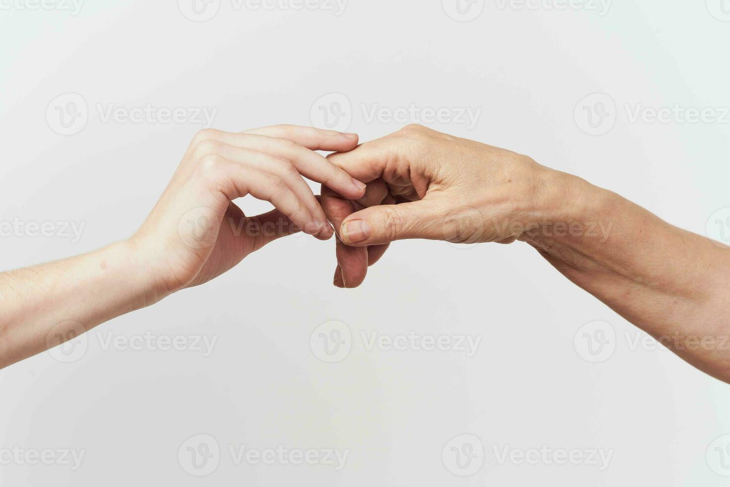 dois mãos fechar-se segurando cada de outros família Socorro foto