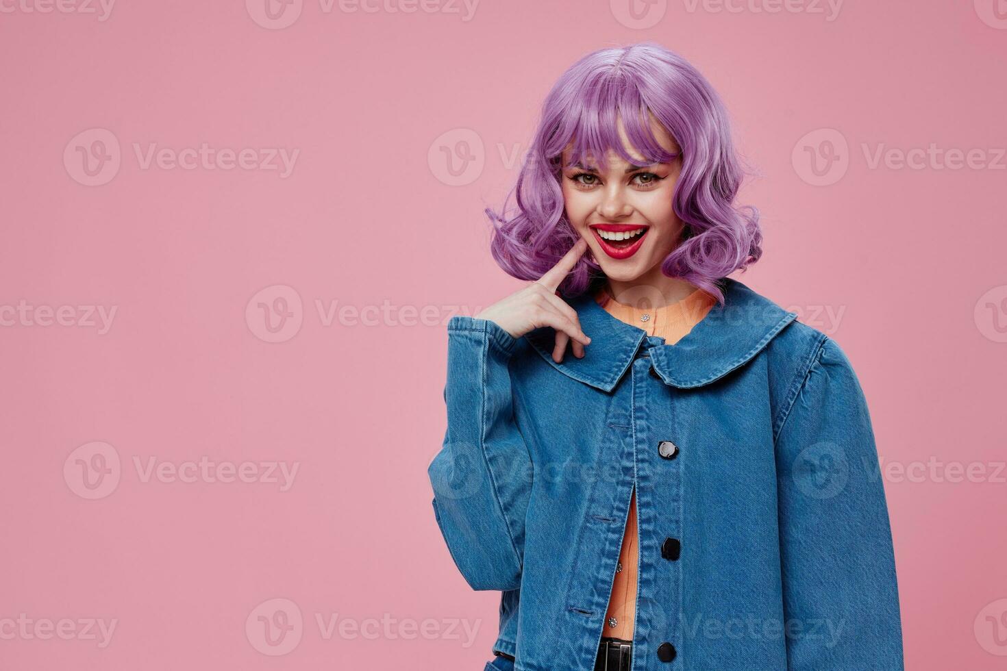 bonita jovem fêmea roxa Penteado vermelho lábios jeans Jaqueta Diversão Rosa fundo inalterado foto