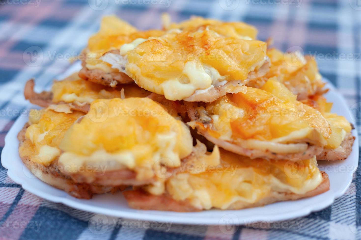 Costeletas francesas prato de carne de frango, abacaxi e queijo foto