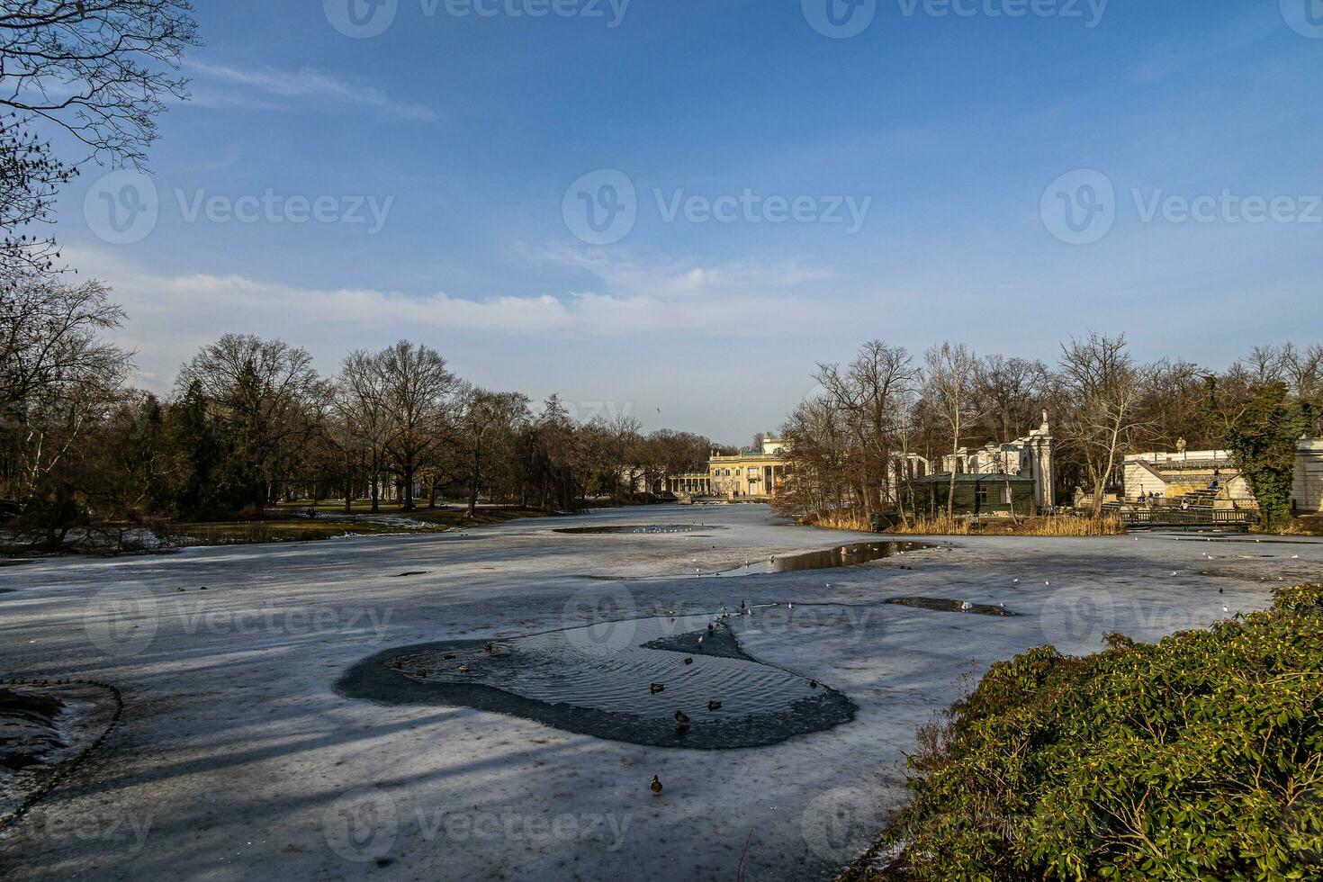 panorama com uma Palácio em a água dentro Varsóvia, Polônia cedo Primavera em uma ensolarado dia com Derretendo neve foto