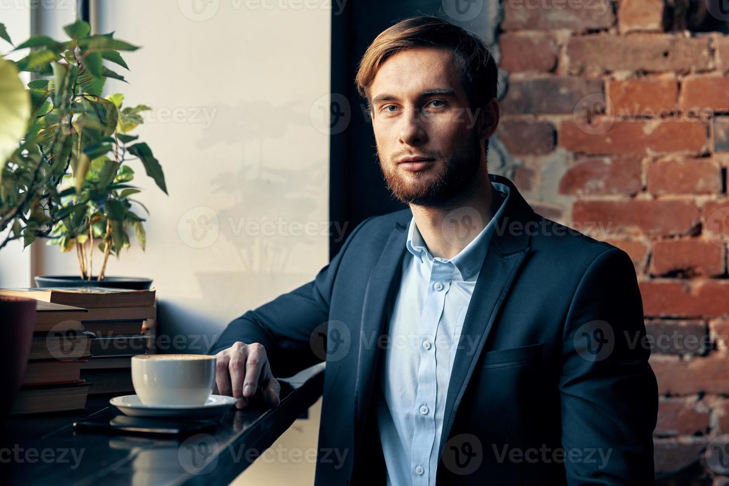 o negócio homem sentado às uma mesa dentro uma cafeteria profissional café da manhã foto