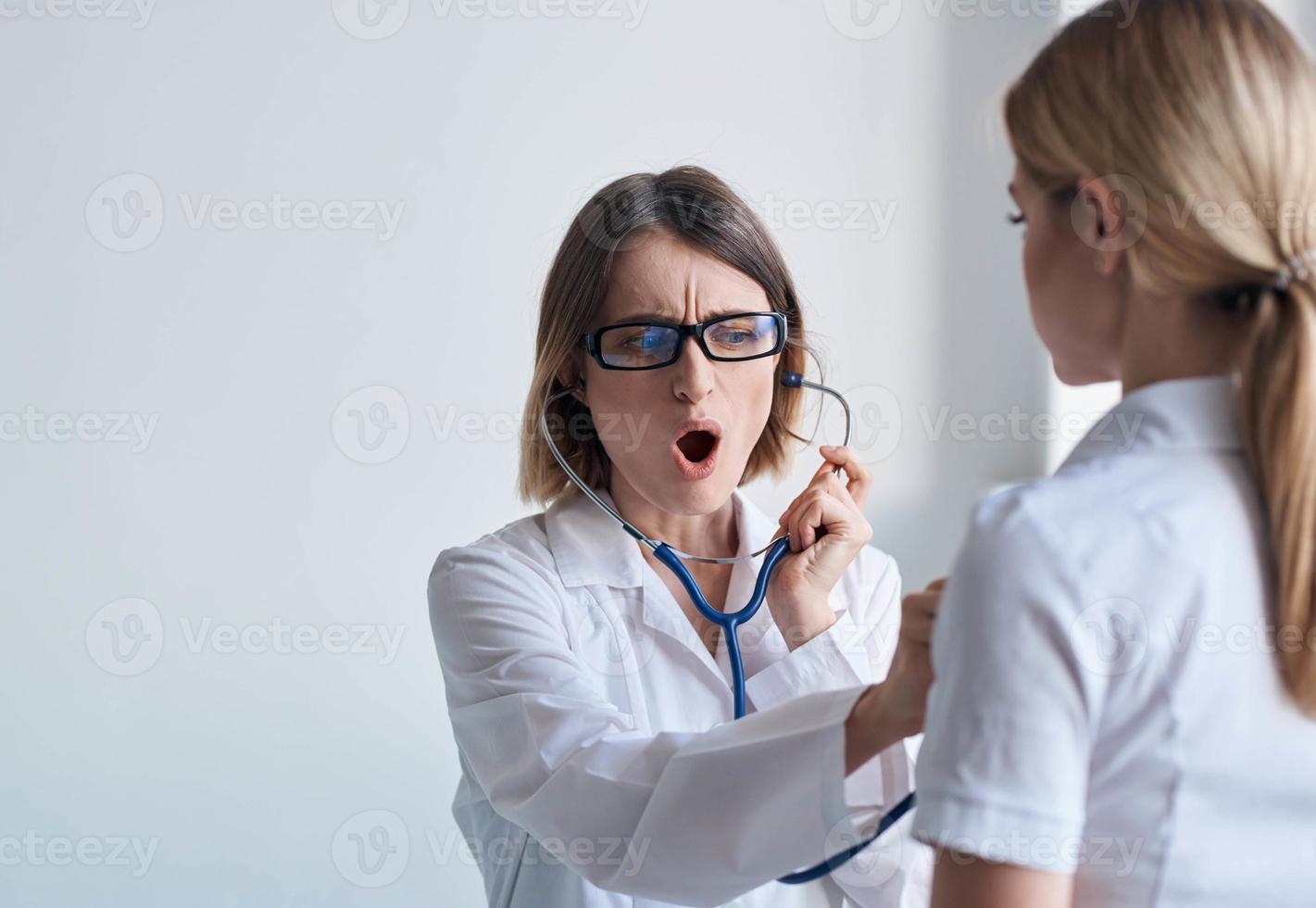 profissional médico mulher com estetoscópio e batimento cardiaco saúde paciente luz fundo foto