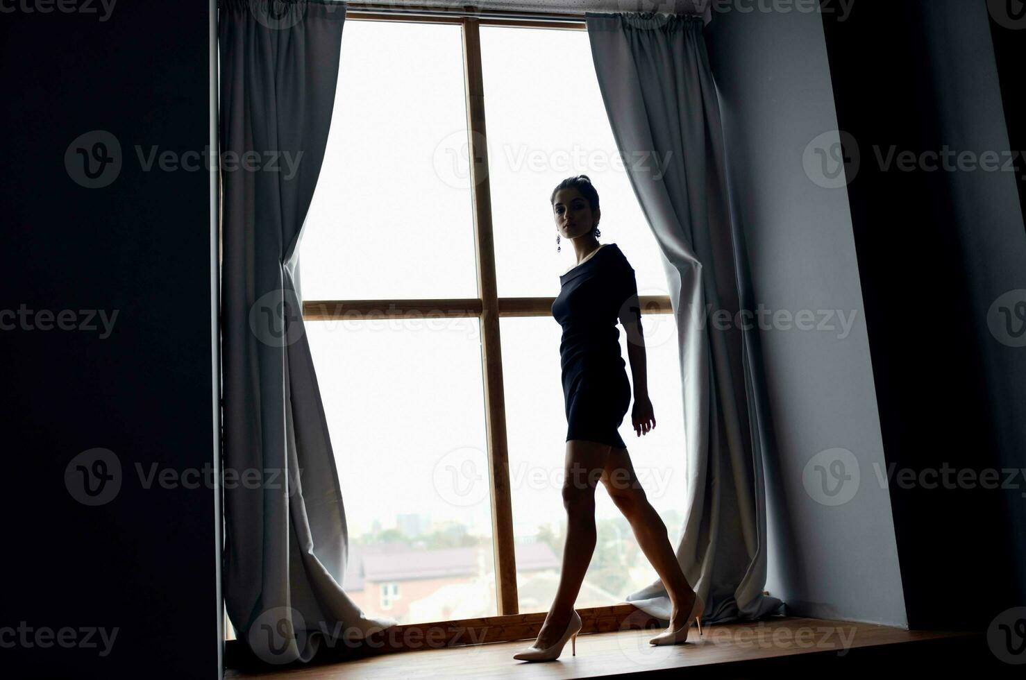 mulher silhueta perto janela interior posando modelo foto