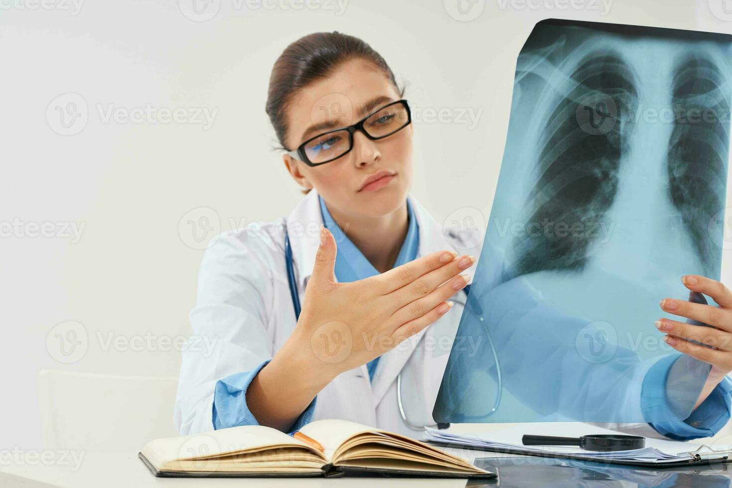 fêmea médico dentro branco casaco remédio diagnóstico raio X foto