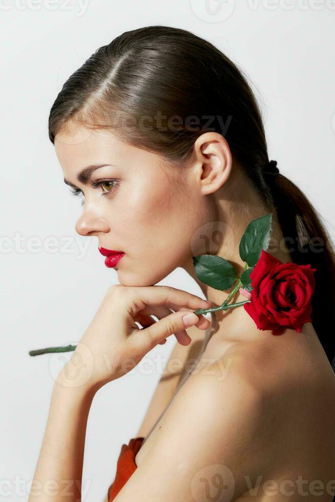 mulher com flor vermelho lábios lado Visão glamour brilhante Maquiagem foto