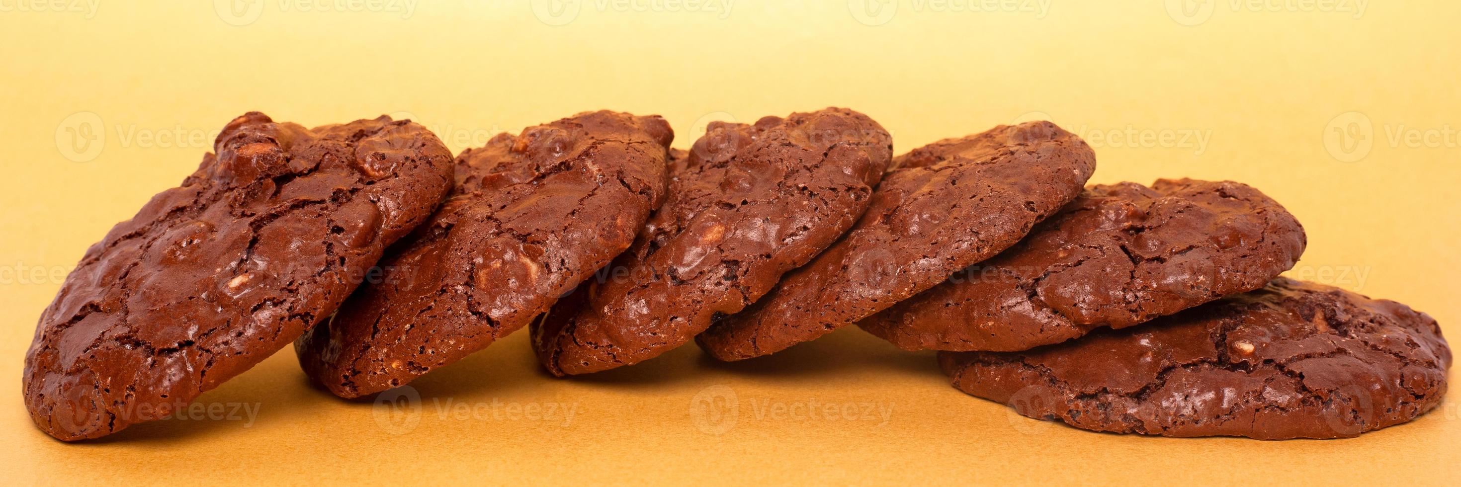 closeup de biscoitos de aveia com cobertura em um fundo amarelo foto