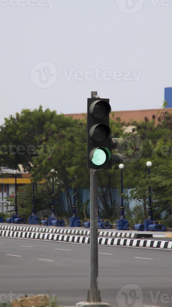 verde tráfego luz às a estrada interseção. foto