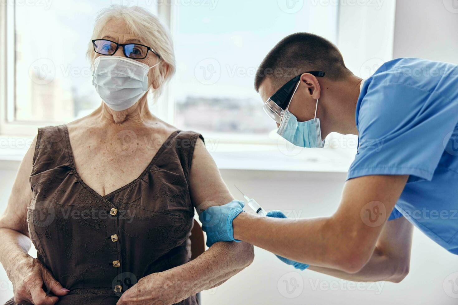 médico com uma seringa imunidade proteção pandemia coronavírus foto