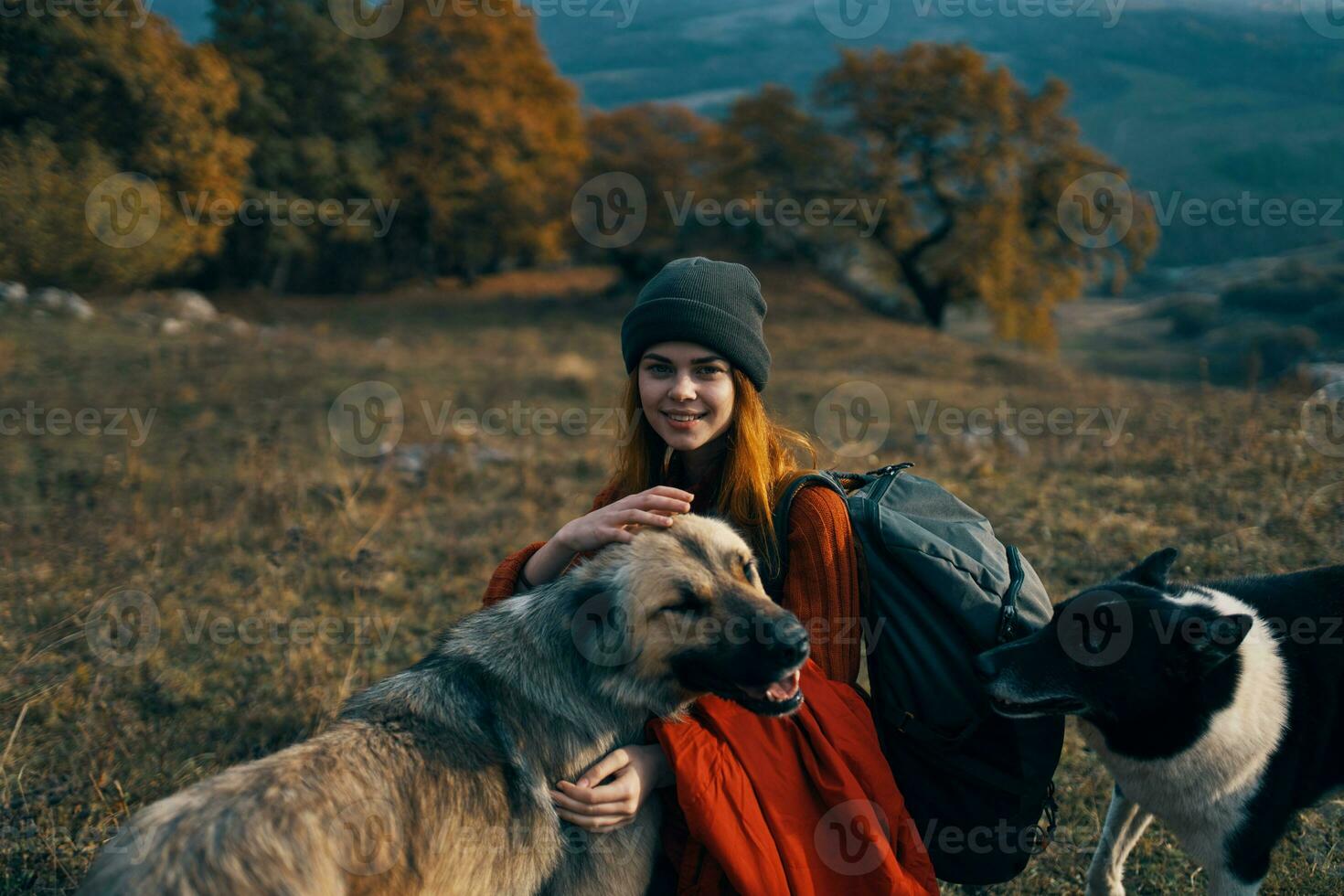 alegre mulher jogando com cachorro ao ar livre montanhas viagem período de férias foto