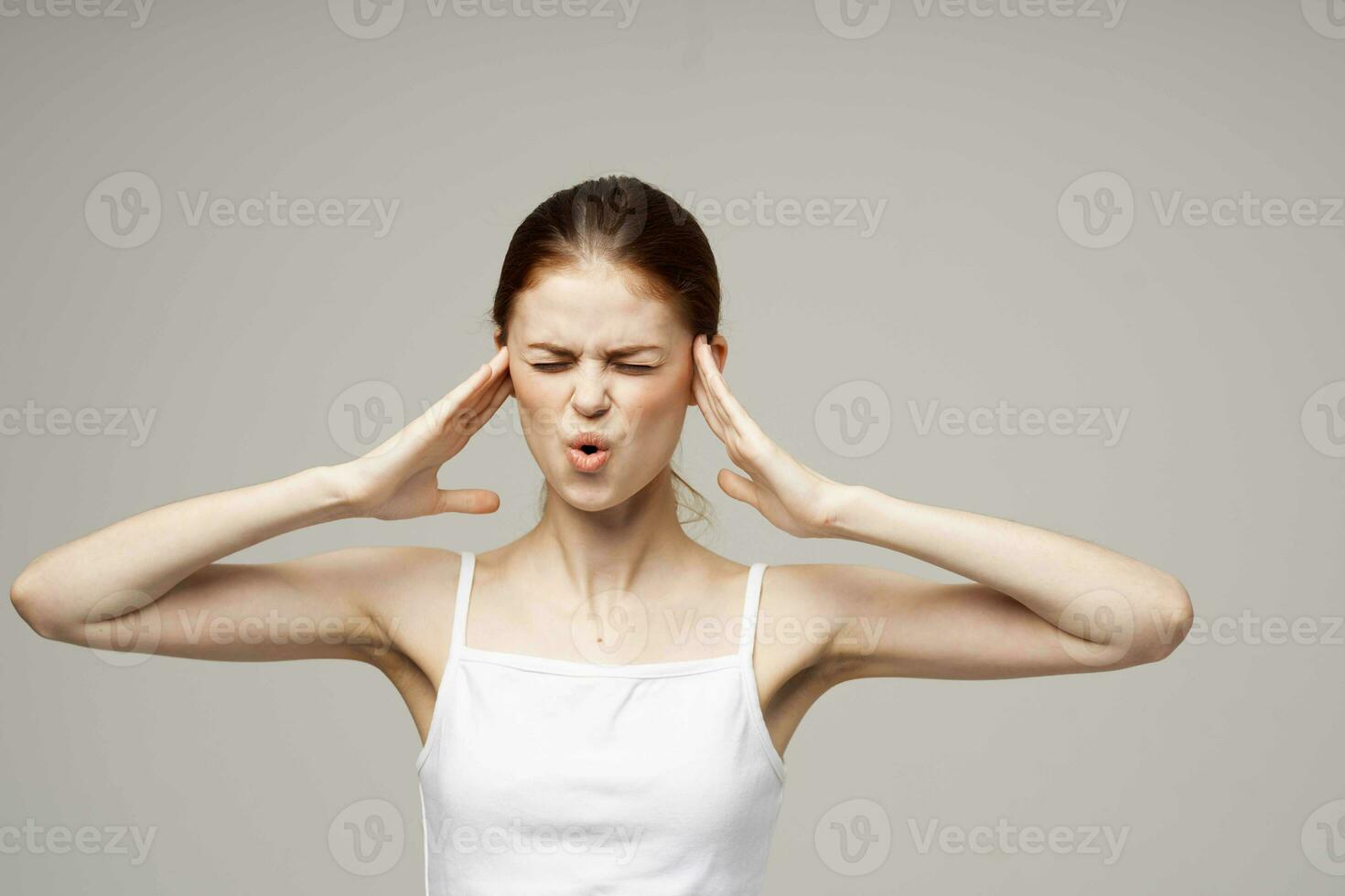 doente mulher pobre audição desordens dentro branco Camisetas luz fundo foto