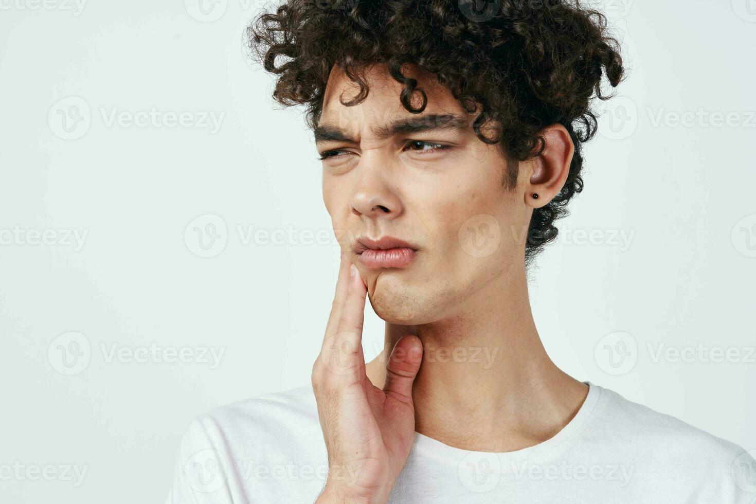 cara dentro branco camiseta com encaracolado cabelo dor dentro a dentes saúde problemas foto