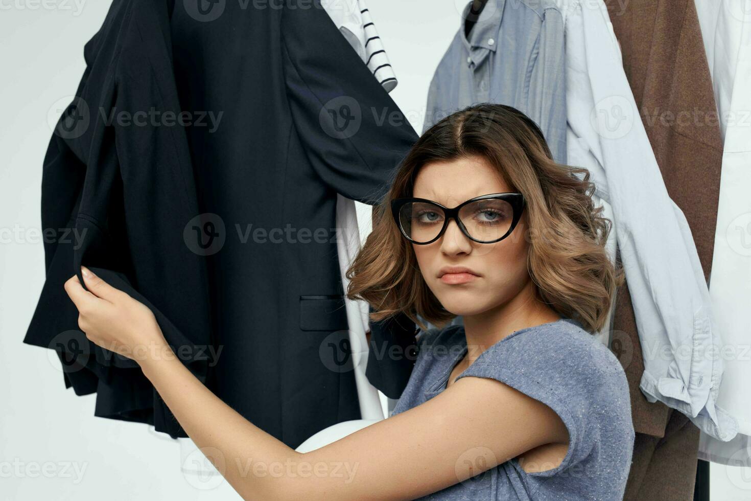 mulher com óculos roupas cabide compras isolado fundo foto