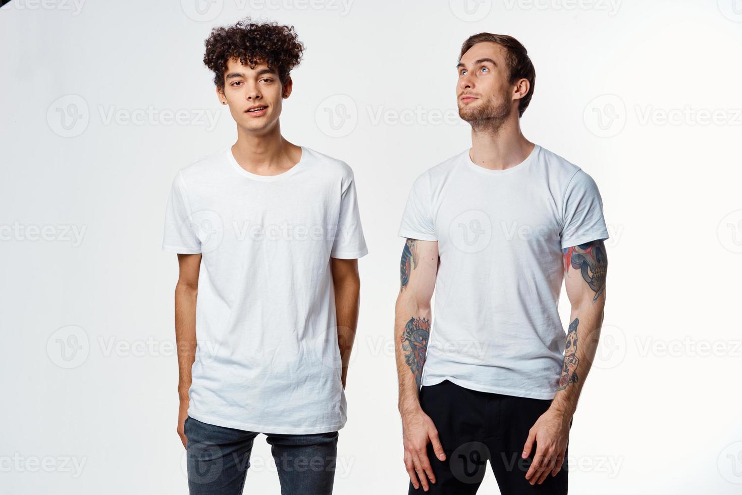 dois alegre amigos dentro Camisetas emoções estilo de vida luz fundo foto