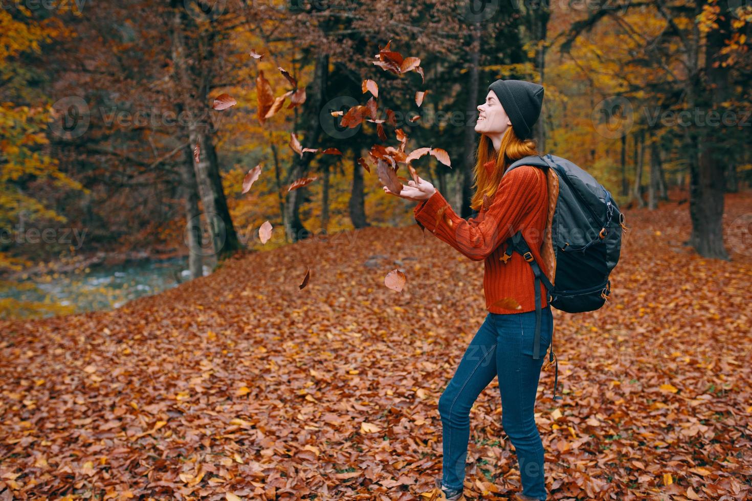 mulher dentro uma suéter chapéu jeans 3 lei em a costas e natureza dentro a fundo árvores floresta modelo foto