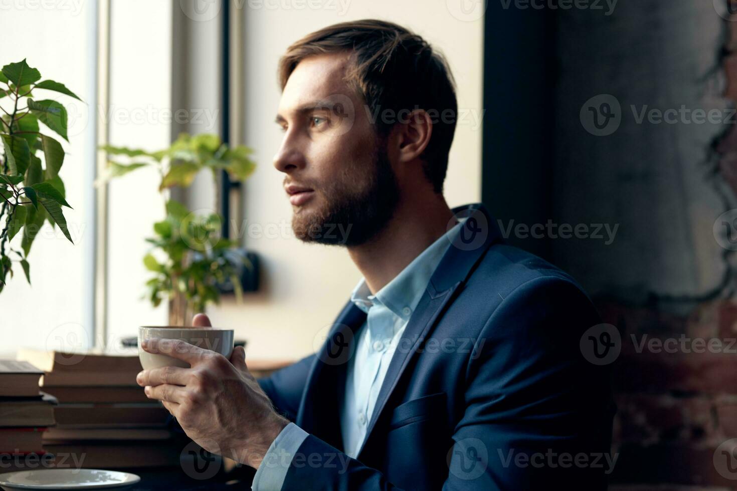 homem dentro uma terno com uma copo do café dentro dele mãos café da manhã estilo de vida lazer foto