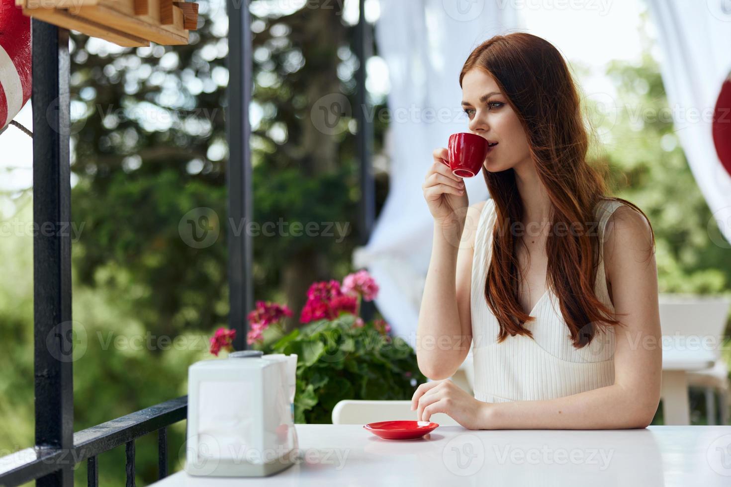 alegre mulher sentado dentro a ao ar livre cafeteria café da manhã relaxamento conceito foto