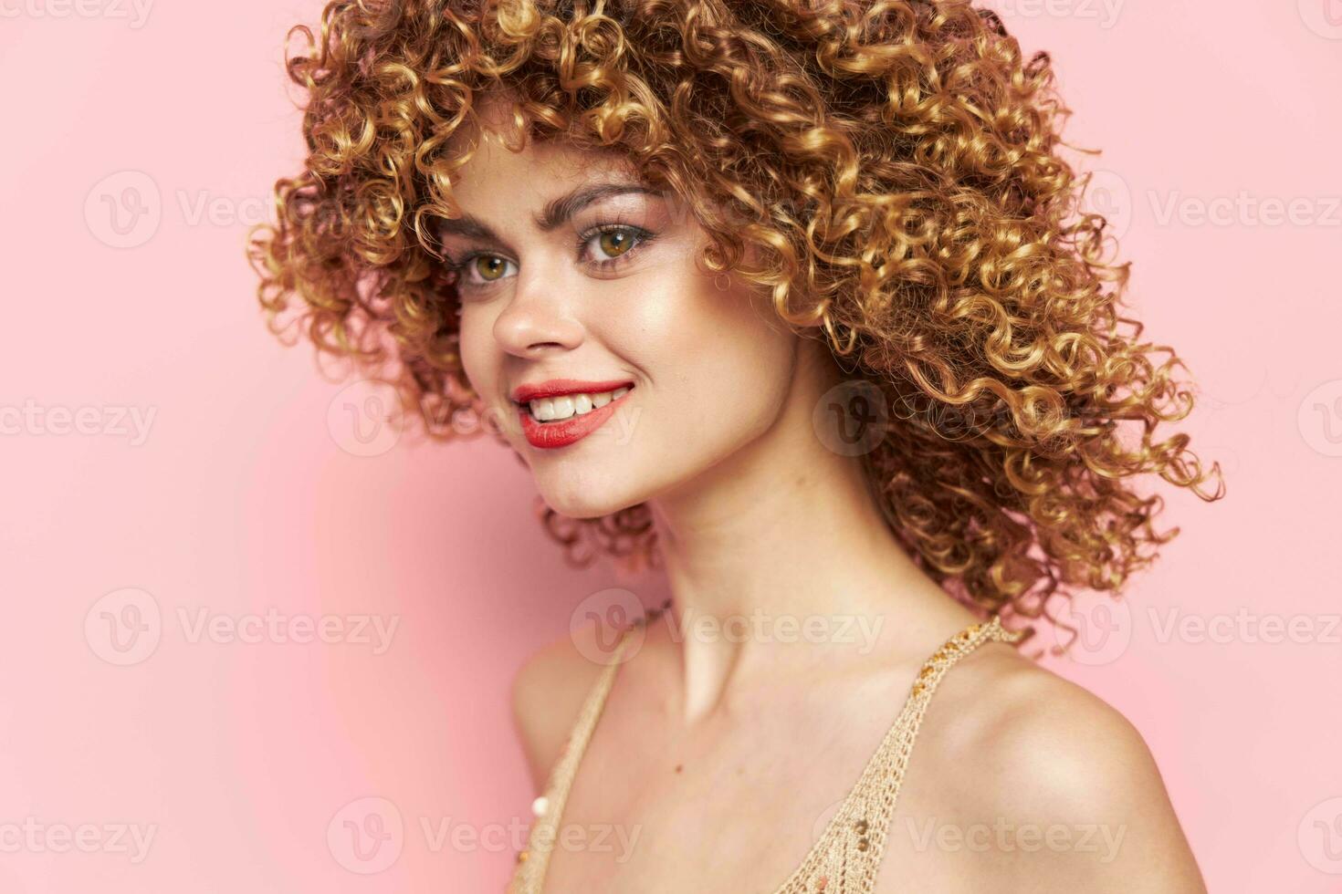 bonita mulher encaracolado cabelo, nu ombros moda roupas foto