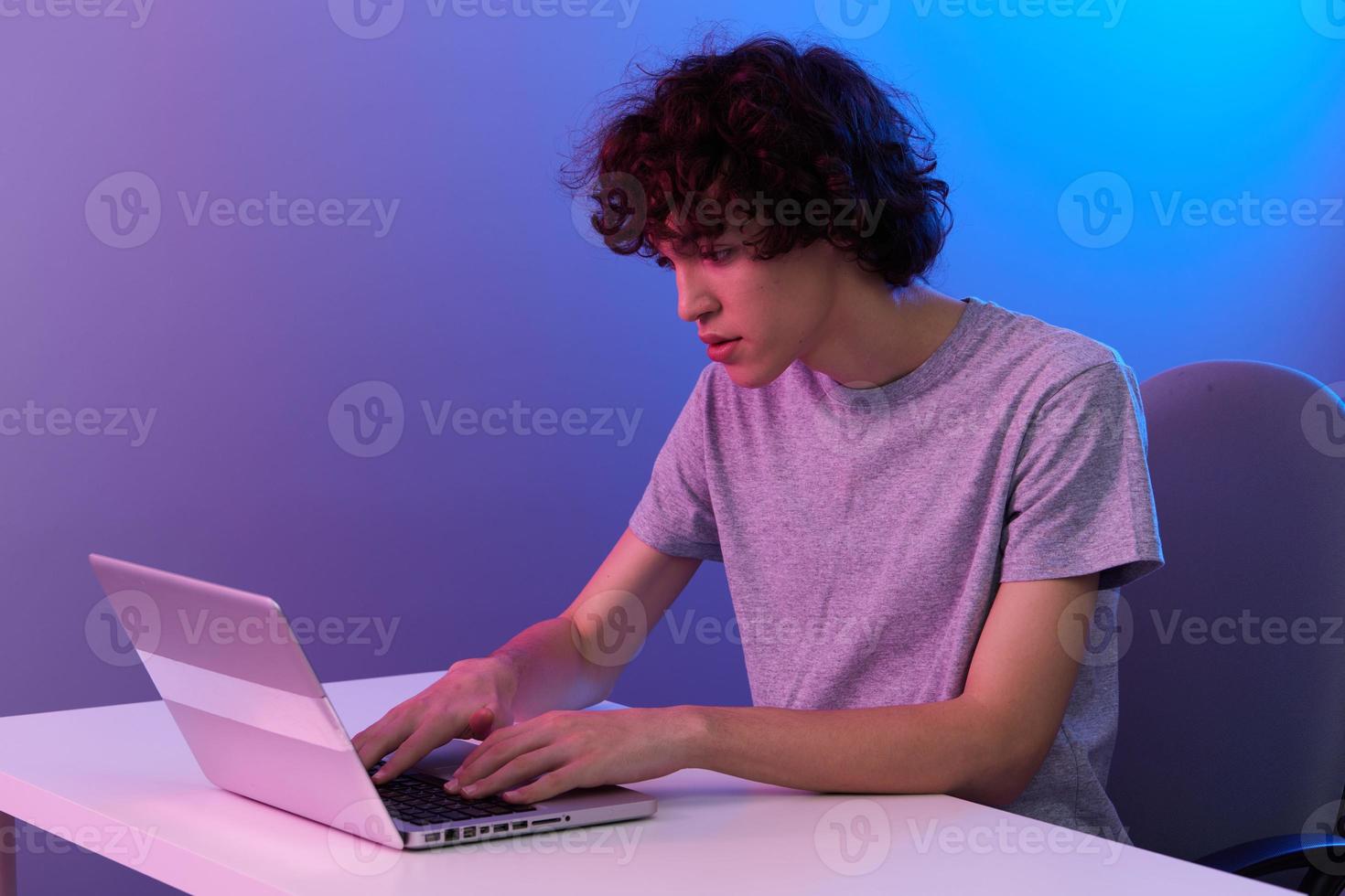 homem dentro frente do computador portátil entretenimento estilo de vida tecnologia foto