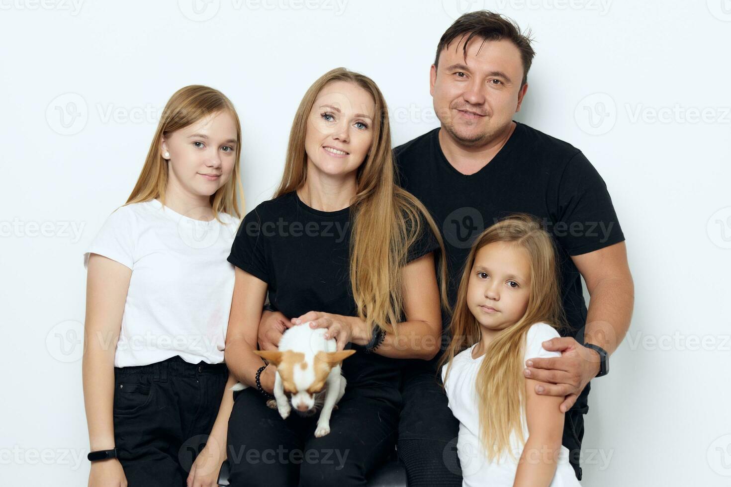 marido com esposa e dois filhas de raça pura cachorro família foto alegria