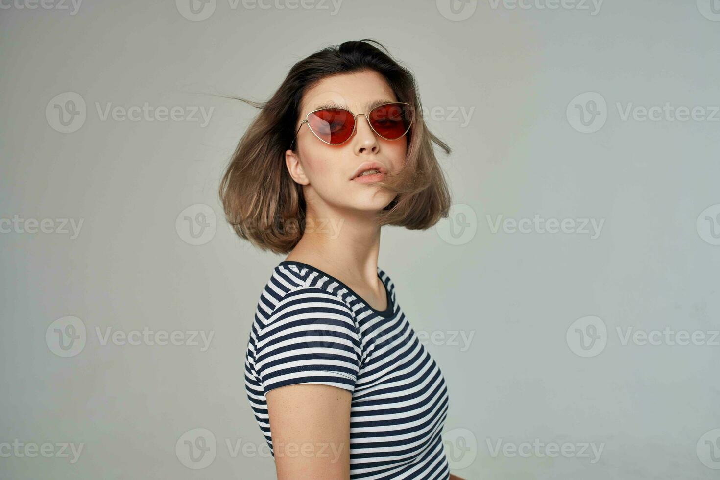 lindo mulher dentro uma listrado camiseta cortada Visão glamour foto