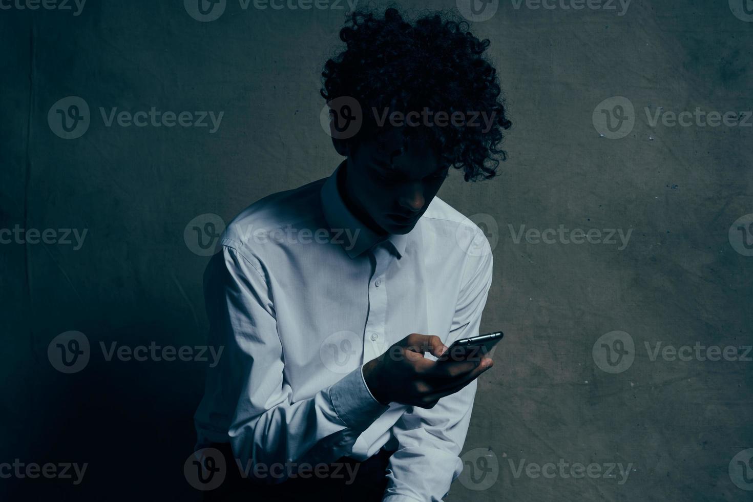 homem dentro camisa encaracolado cabelo moderno estilo estúdio Gerente foto