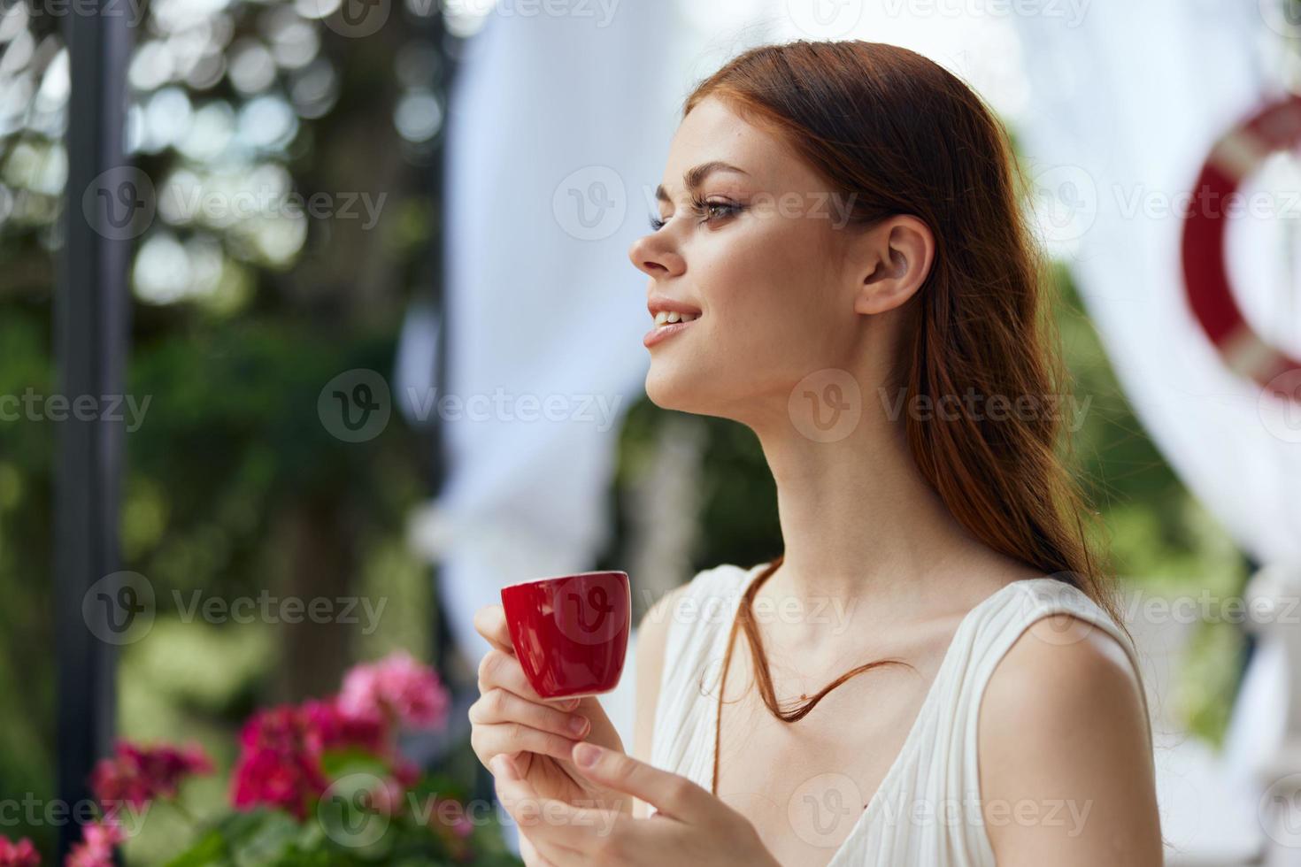 alegre mulher com vermelho copo do café ao ar livre cafeteria feliz fêmea relaxante foto