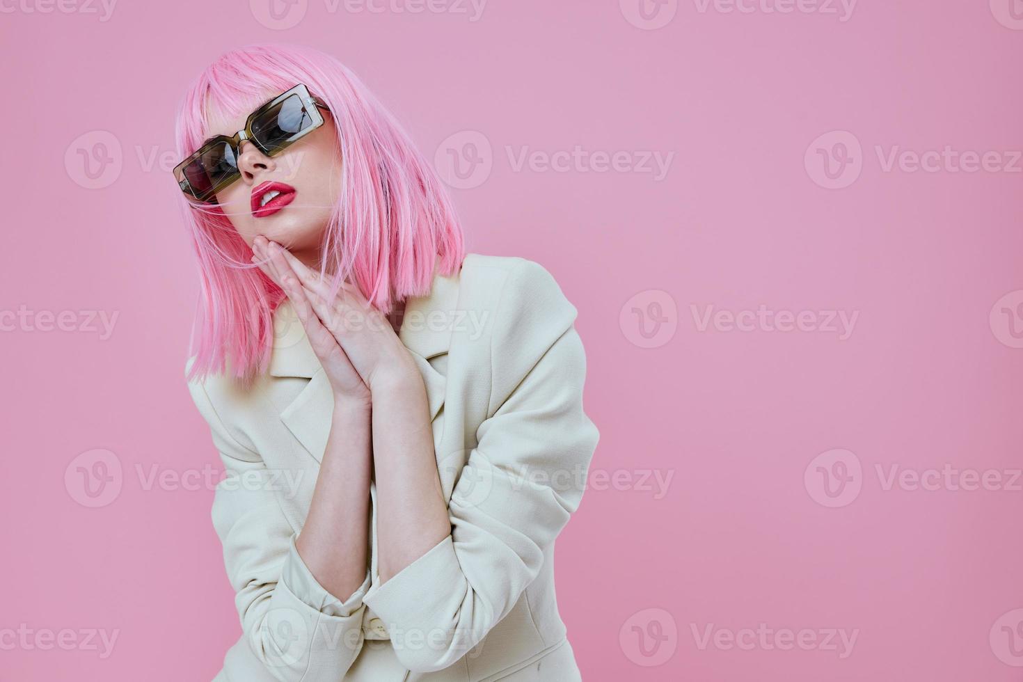 positivo jovem mulher dentro branco blazer Rosa cabelo glamour cosméticos Rosa fundo inalterado foto