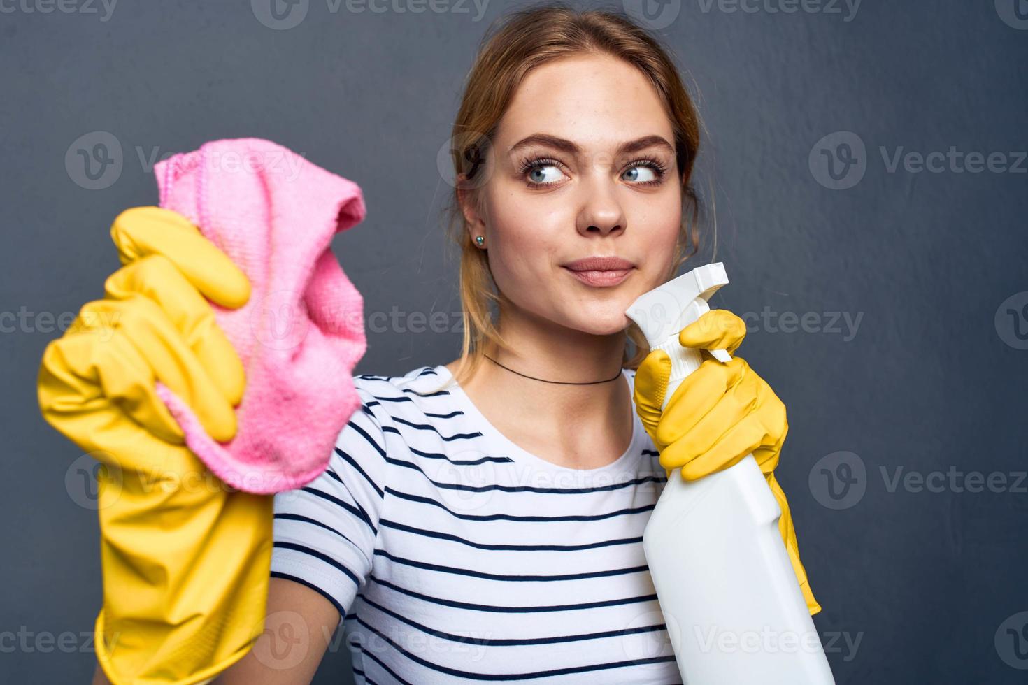 limpeza senhora com detergente trapo dentro mão casa Cuidado interior serviço foto